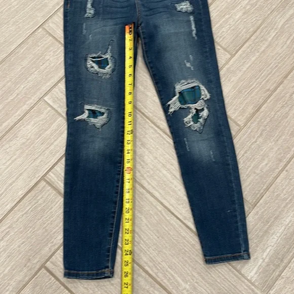 Judy Blue distressed jeans - Picture 6 of 6